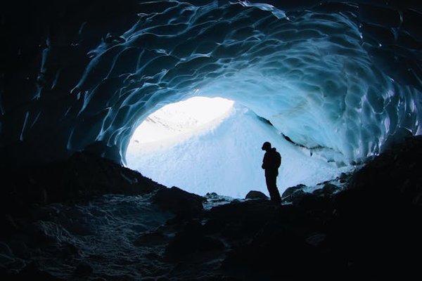 Comment organiser une expédition de camping pour explorer les grottes de glace en Islande?